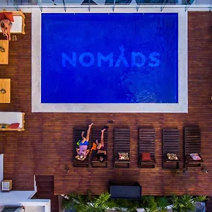 Nomads & Rooftop Pool 旅馆